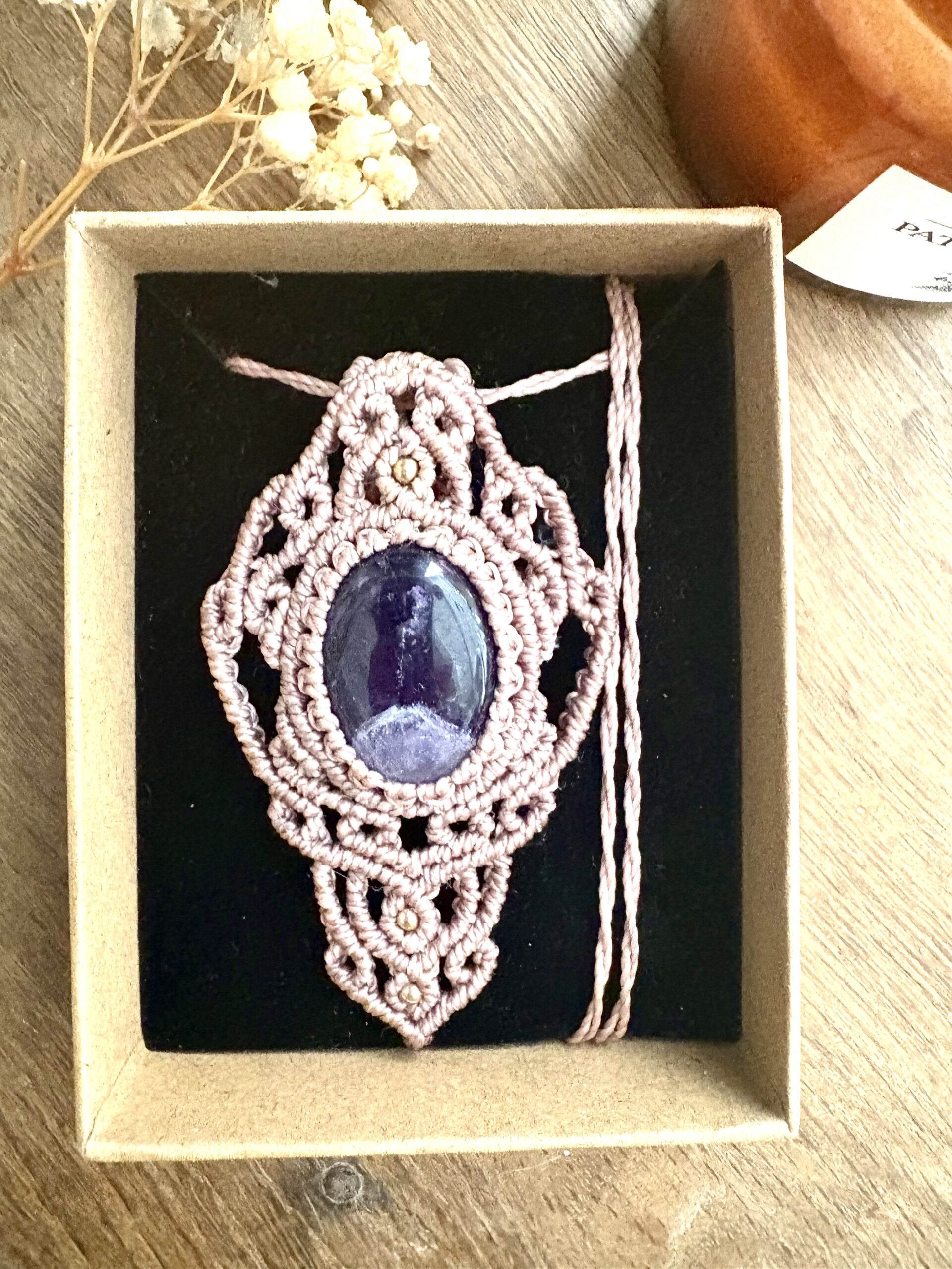 Talisman en macramé taupe avec améthyste et arabesques
