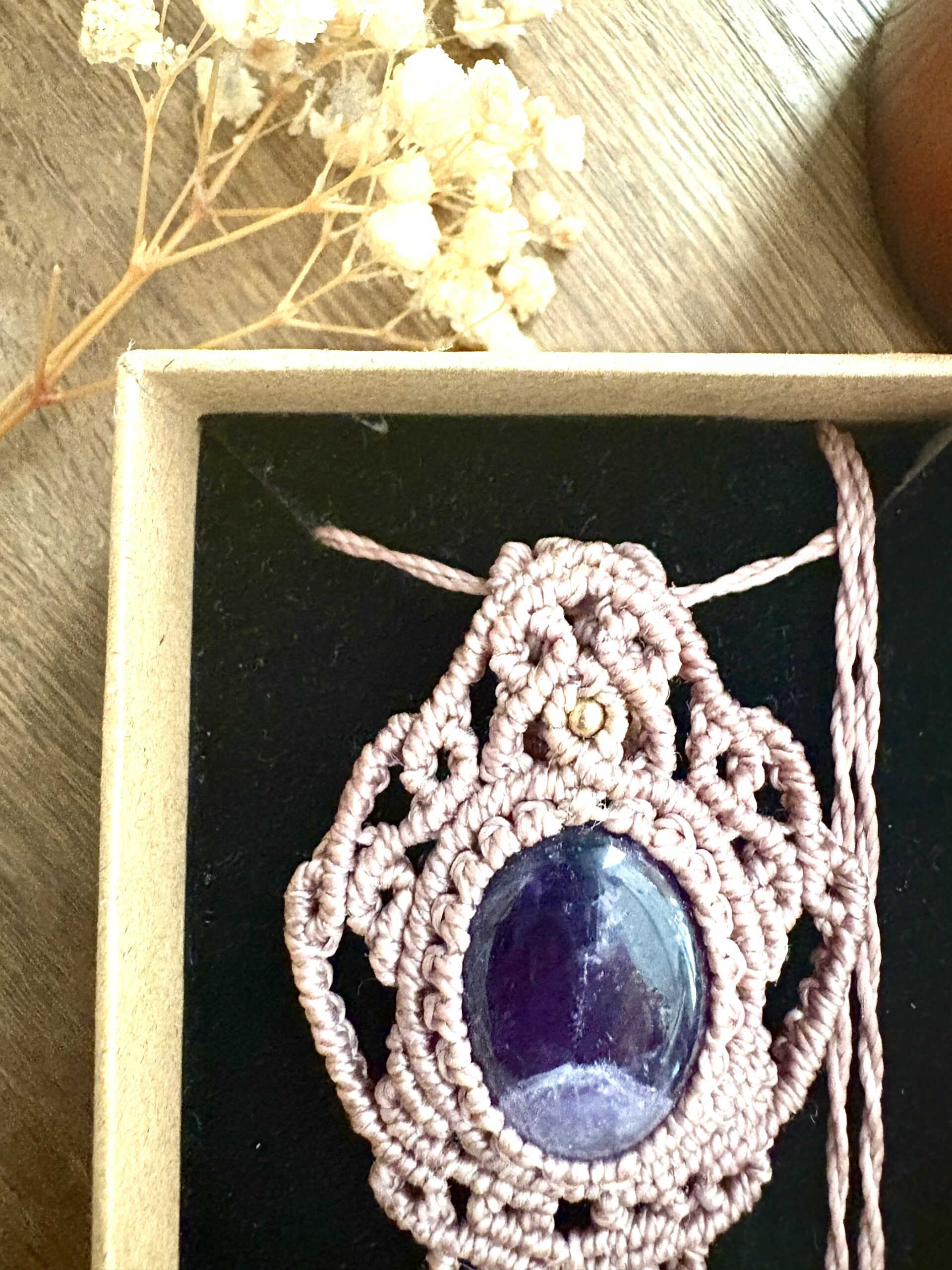 Talisman en macramé taupe avec améthyste et arabesques