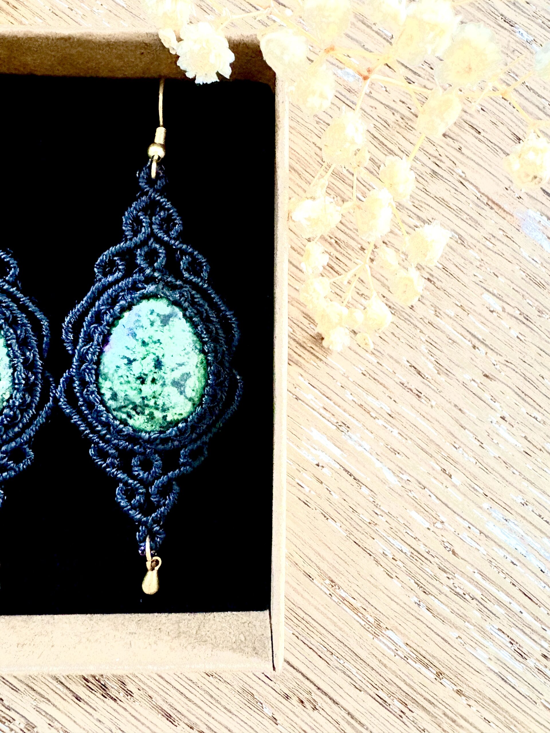 Boucles d’oreilles rubis zoïsite macramé fait main