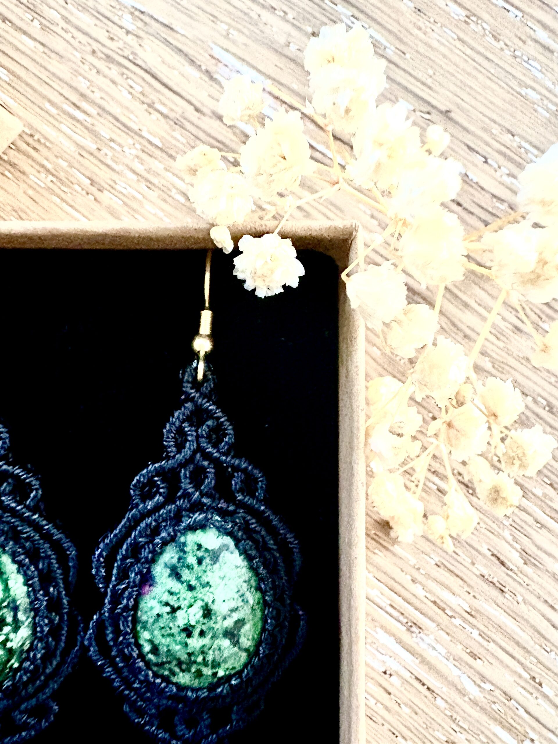 Boucles d’oreilles rubis zoïsite macramé fait main