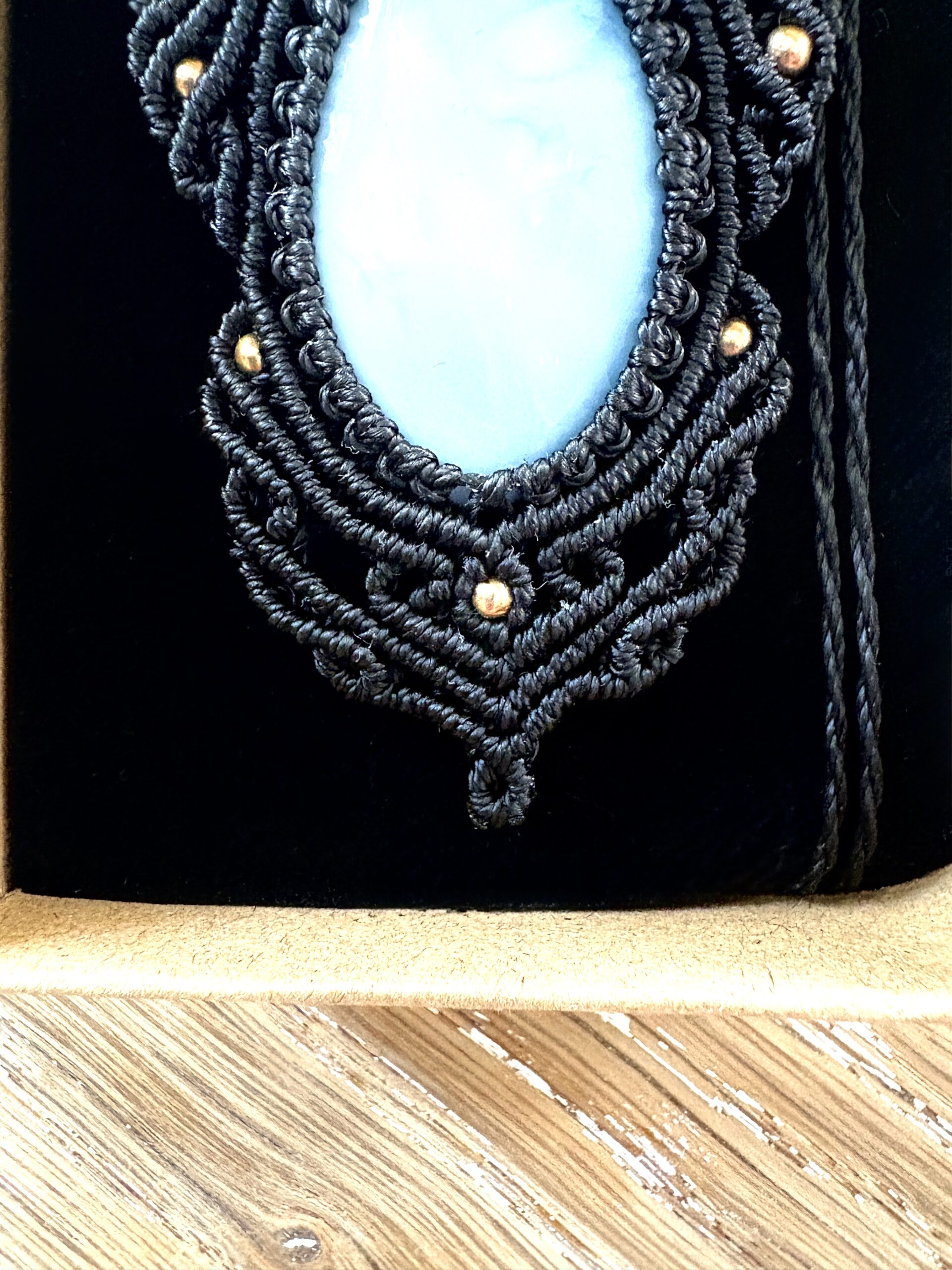 Talisman opale bleue macramé fait main