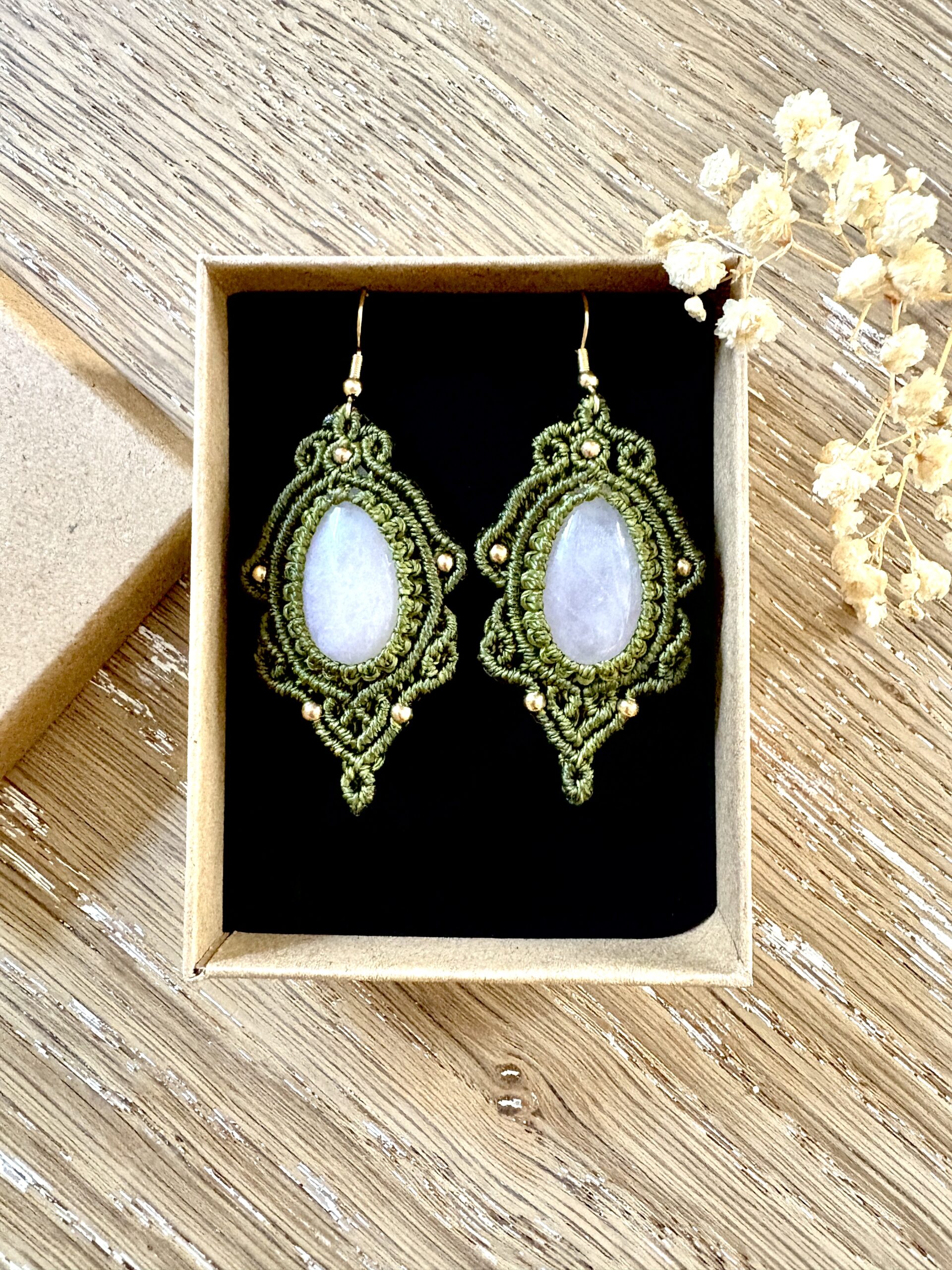Boucles d'oreilles macramé vertes avec gouttes en quartz rose et perles laiton