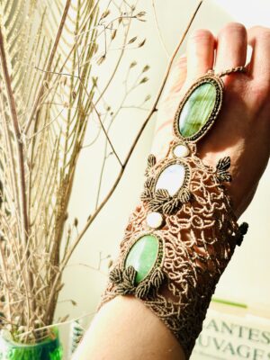 Manchette bague, labradorite, pierre de lune, aventurine verte et perles de jade blanche.